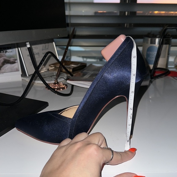 Silky comfy navy heels! - Picture 2 of 6